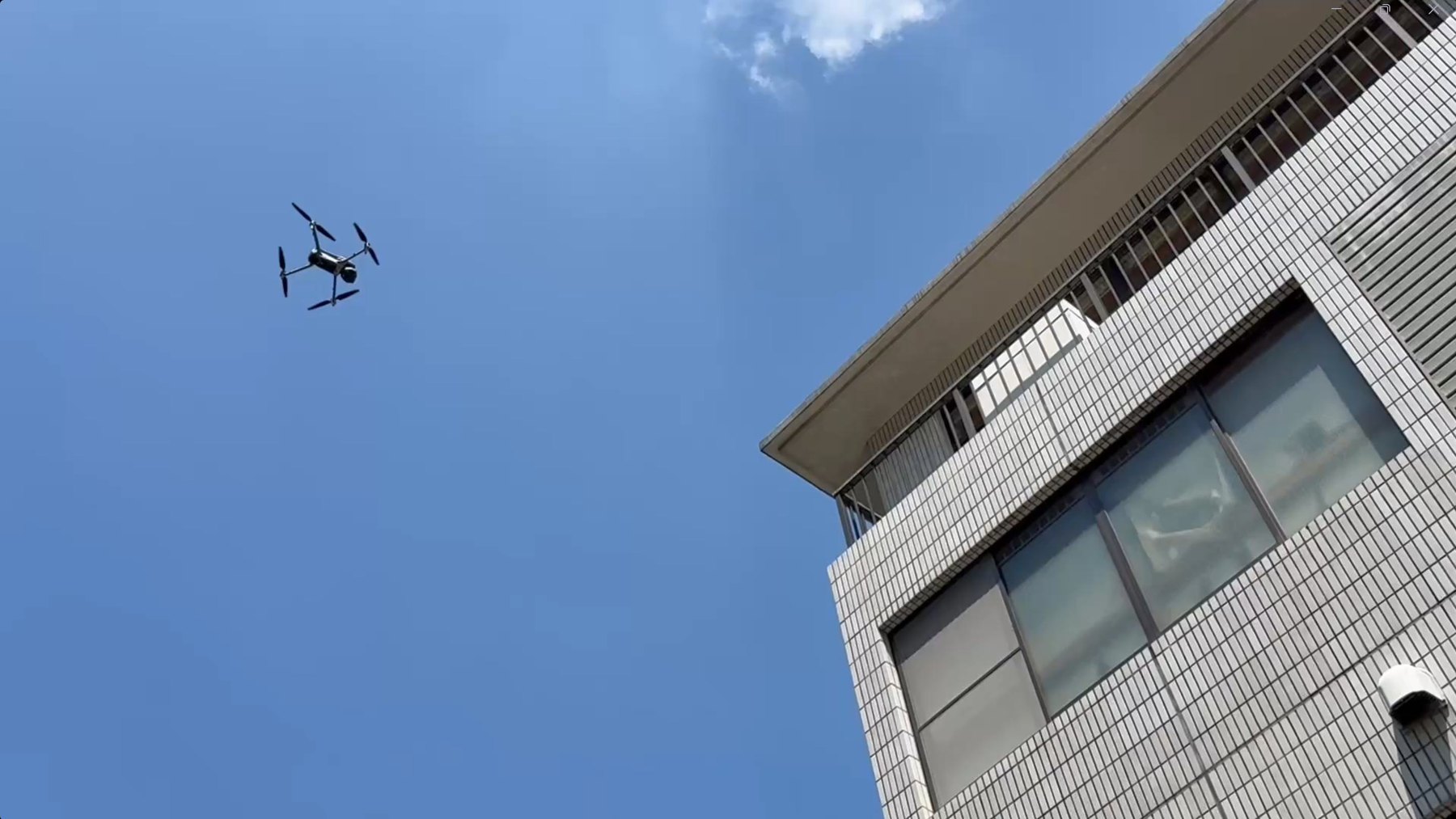建物外壁の周辺を飛行する調査用ドローン