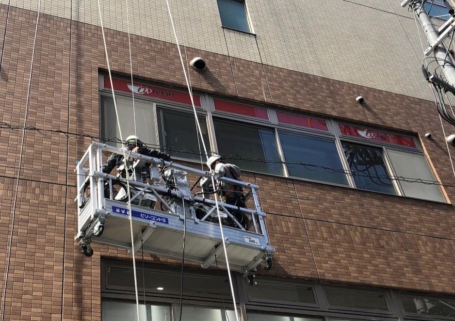 ゴンドラを使用した外壁の詳細調査