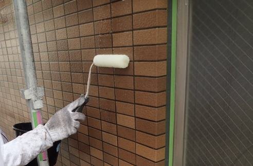 ローラーを使用した外壁の改修施工