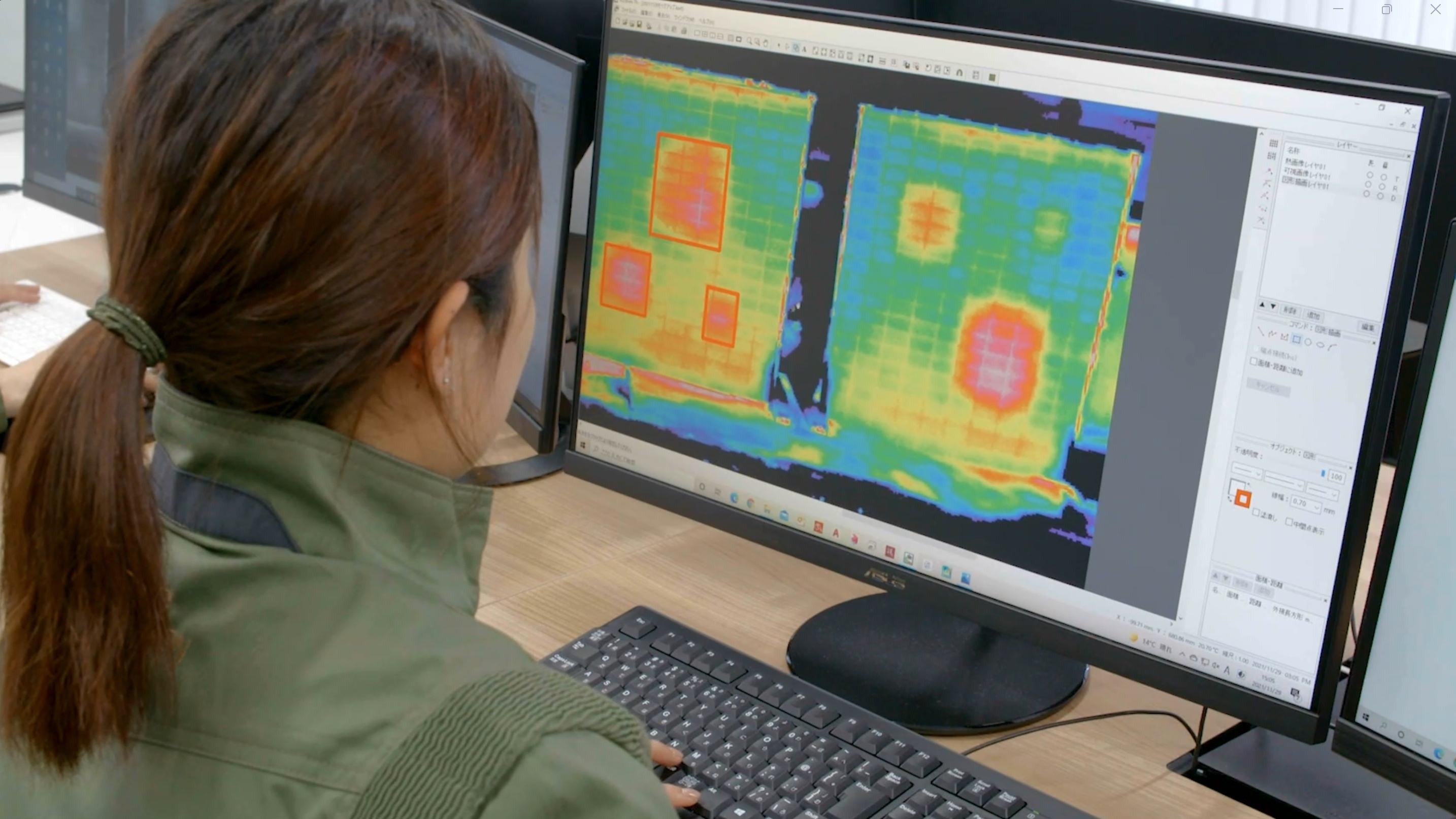 ドローンで撮影した熱画像をモニターで解析する専門家