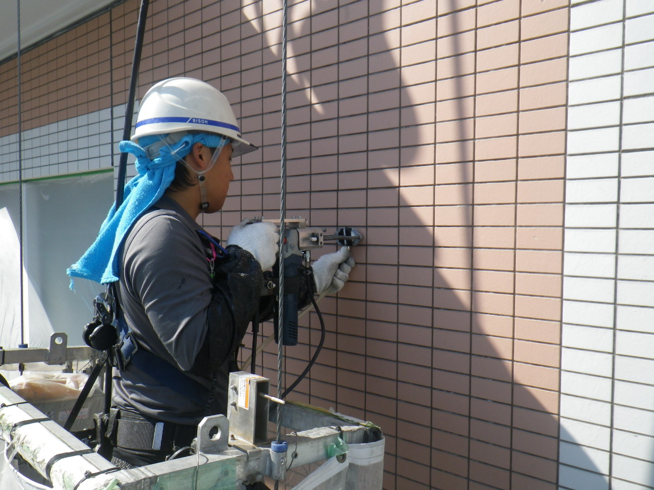 某ホテル外壁改修工事　ゴンドラピアダ穿孔